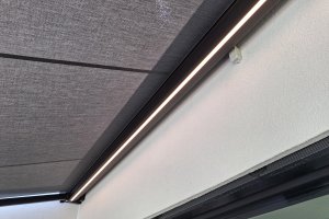 Kazetová markýza Alandbox s LED osvětlením, RAL 9005 černá matná jemná struktura, rozměr 4 650 x 3 500 mm, realizace Bohemiaflex CS