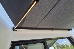Kazetová markýza Alandbox s LED osvětlením, RAL 9005 černá matná jemná struktura, rozměr 4 650 x 3 500 mm, realizace Bohemiaflex CS