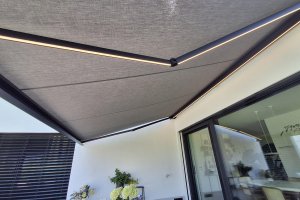 Kazetová markýza Alandbox s LED osvětlením, RAL 9005 černá matná jemná struktura, rozměr 4 650 x 3 500 mm, realizace Bohemiaflex CS