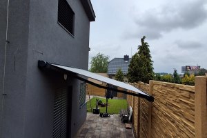 Kazetová markýza Aresbox RAL 7016 antracit jemná struktura, rozměr 3 000 x 2 500 mm, realizace Bohemiaflex CS