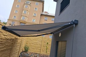 Kazetová markýza Aresbox RAL 7016 antracit jemná struktura, rozměr 3 000 x 2 500 mm, realizace Bohemiaflex CS