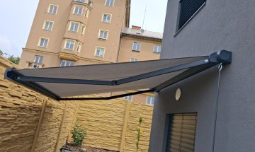 Kazetová markýza Aresbox RAL 7016 antracit jemná struktura, rozměr 3 000 x 2 500 mm, realizace Bohemiaflex CS