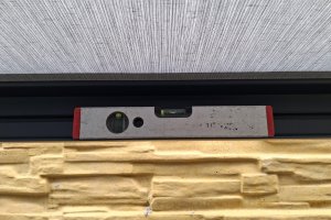 Kazetová markýza Aresbox RAL 7016 antracit jemná struktura, rozměr 3 000 x 2 500 mm, realizace Bohemiaflex CS