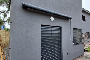 Kazetová markýza Aresbox RAL 7016 antracit jemná struktura, rozměr 3 000 x 2 500 mm, realizace Bohemiaflex CS