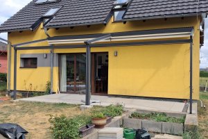 Pergola Linie, 3 620 × 2 850 mm (2ks), RAL V05 (podobná RAL 7016) antracit se strukturou, realizace Bohemiaflex CS