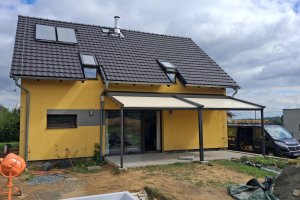 Pergola Linie, 3 620 × 2 850 mm (2ks), RAL V05 (podobná RAL 7016) antracit se strukturou, realizace Bohemiaflex CS