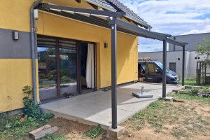 Pergola Linie, 3 620 × 2 850 mm (2ks), RAL V05 (podobná RAL 7016) antracit se strukturou, realizace Bohemiaflex CS