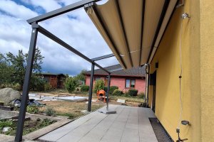 Pergola Linie, 3 620 × 2 850 mm (2ks), RAL V05 (podobná RAL 7016) antracit se strukturou, realizace Bohemiaflex CS