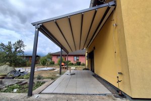 Pergola Linie, 3 620 × 2 850 mm (2ks), RAL V05 (podobná RAL 7016) antracit se strukturou, realizace Bohemiaflex CS