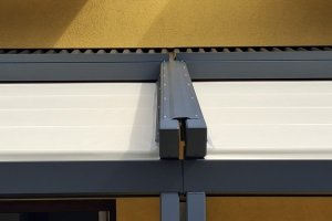 Pergola Linie, 3 620 × 2 850 mm (2ks), RAL V05 (podobná RAL 7016) antracit se strukturou, realizace Bohemiaflex CS