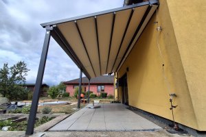 Pergola Linie, 3 620 × 2 850 mm (2ks), RAL V05 (podobná RAL 7016) antracit se strukturou, realizace Bohemiaflex CS