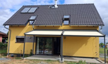Pergola Linie, 3 620 × 2 850 mm (2ks), RAL V05 (podobná RAL 7016) antracit se strukturou, realizace Bohemiaflex CS