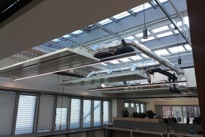 Pergola Latin 80, komerční prostory, RAL 9006 šedostříbrná jemná struktura, rozměry 3 300 x 4 757 mm, realizace Bohemiaflex CS