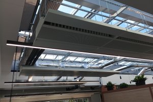 Pergola Latin 80, komerční prostory, RAL 9006 šedostříbrná jemná struktura, rozměry 3 300 x 4 757 mm, realizace Bohemiaflex CS