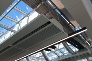 Pergola Latin 80, komerční prostory, RAL 9006 šedostříbrná jemná struktura, rozměry 3 300 x 4 757 mm, realizace Bohemiaflex CS