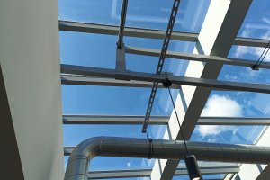 Pergola Latin 80, komerční prostory, RAL 9006 šedostříbrná jemná struktura, rozměry 3 300 x 4 757 mm, realizace Bohemiaflex CS
