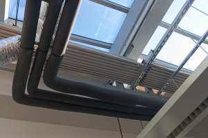 Pergola Latin 80, komerční prostory, RAL 9006 šedostříbrná jemná struktura, rozměry 3 300 x 4 757 mm, realizace Bohemiaflex CS