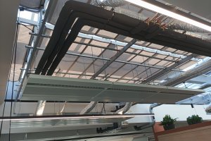 Pergola Latin 80, komerční prostory, RAL 9006 šedostříbrná jemná struktura, rozměry 3 300 x 4 757 mm, realizace Bohemiaflex CS