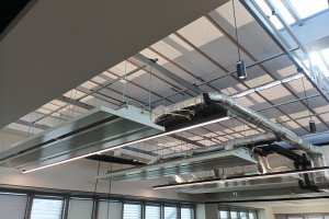 Pergola Latin 80, komerční prostory, RAL 9006 šedostříbrná jemná struktura, rozměry 3 300 x 4 757 mm, realizace Bohemiaflex CS
