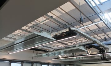 Pergola Latin 80, komerční prostory, RAL 9006 šedostříbrná jemná struktura, rozměry 3 300 x 4 757 mm, realizace Bohemiaflex CS