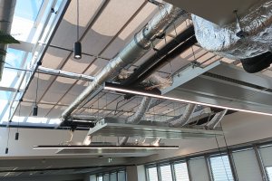 Pergola Latin 80, komerční prostory, RAL 9006 šedostříbrná jemná struktura, rozměry 3 300 x 4 757 mm, realizace Bohemiaflex CS