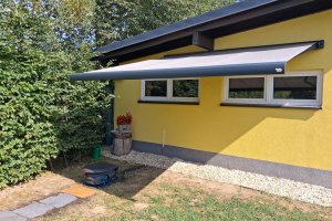 Kazetová markýza Aresbox RAL 7016 antracit jemná struktura, rozměr 3 500 x 3 000 mm, realizace Bohemiaflex CS