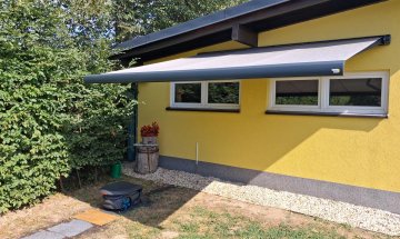 Kazetová markýza Aresbox RAL 7016 antracit jemná struktura, rozměr 3 500 x 3 000 mm, realizace Bohemiaflex CS