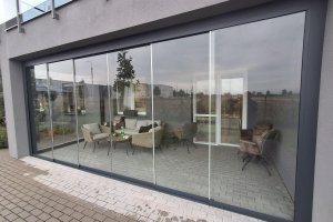 Skleněné posuvné stěny, RAL 7016 antracit, 2 475 x 2 600 mm, 6 000 x 2 600 mm, realizace Bohemiaflex CS