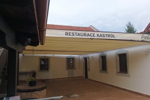 Pergola Latin 80 podvěs, restaurace Kastrol, RAL 9010 bílá, rozměry 5 900 x 4 550 mm, realizace Bohemiaflex CS