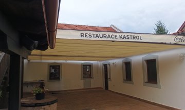 Pergola Latin 80 podvěs, restaurace Kastrol, RAL 9010 bílá, rozměry 5 900 x 4 550 mm, realizace Bohemiaflex CS