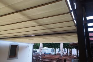 Pergola Latin 80 podvěs, restaurace Kastrol, RAL 9010 bílá, rozměry 5 900 x 4 550 mm, realizace Bohemiaflex CS