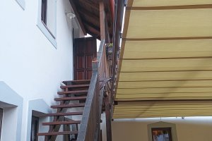 Pergola Latin 80 podvěs, restaurace Kastrol, RAL 9010 bílá, rozměry 5 900 x 4 550 mm, realizace Bohemiaflex CS