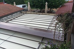 Pergola Latin 80 podvěs, restaurace Kastrol, RAL 9010 bílá, rozměry 5 900 x 4 550 mm, realizace Bohemiaflex CS