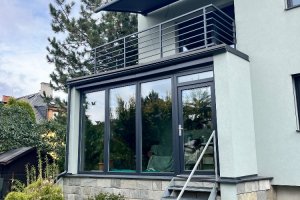Kazetová markýza Aresbox, RAL 7016 antracit jemná struktura, zastínění balkonu, rozměr 3 880 x 2 500 mm, realizace Bohemiaflex CS