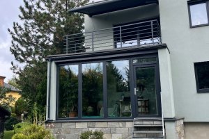 Kazetová markýza Aresbox, RAL 7016 antracit jemná struktura, zastínění balkonu, rozměr 3 880 x 2 500 mm, realizace Bohemiaflex CS