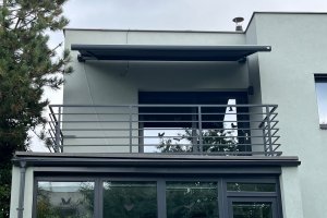 Kazetová markýza Aresbox, RAL 7016 antracit jemná struktura, zastínění balkonu, rozměr 3 880 x 2 500 mm, realizace Bohemiaflex CS