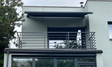 Kazetová markýza Aresbox, RAL 7016 antracit jemná struktura, zastínění balkonu, rozměr 3 880 x 2 500 mm, realizace Bohemiaflex CS