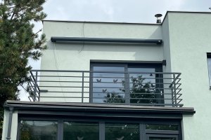 Kazetová markýza Aresbox, RAL 7016 antracit jemná struktura, zastínění balkonu, rozměr 3 880 x 2 500 mm, realizace Bohemiaflex CS