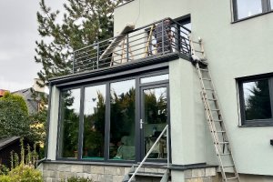Kazetová markýza Aresbox, RAL 7016 antracit jemná struktura, zastínění balkonu, rozměr 3 880 x 2 500 mm, realizace Bohemiaflex CS