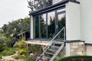 Kazetová markýza Aresbox, RAL 7016 antracit jemná struktura, zastínění balkonu, rozměr 3 880 x 2 500 mm, realizace Bohemiaflex CS