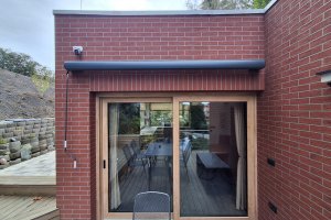 Kazetová markýza Aresbox, RAL 7016 antracit jemná struktura, Bungalov u Draka Vřesina,  rozměr 2 950 x 2 500 mm, realizace Bohemiaflex CS