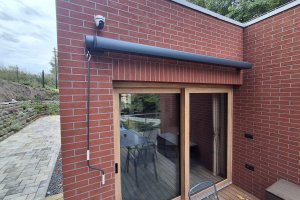 Kazetová markýza Aresbox, RAL 7016 antracit jemná struktura, Bungalov u Draka Vřesina,  rozměr 2 950 x 2 500 mm, realizace Bohemiaflex CS