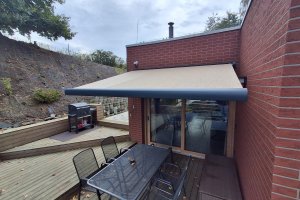 Kazetová markýza Aresbox, RAL 7016 antracit jemná struktura, Bungalov u Draka Vřesina,  rozměr 2 950 x 2 500 mm, realizace Bohemiaflex CS