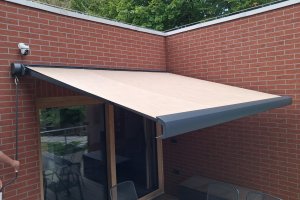 Kazetová markýza Aresbox, RAL 7016 antracit jemná struktura, Bungalov u Draka Vřesina,  rozměr 2 950 x 2 500 mm, realizace Bohemiaflex CS