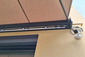 Kazetová markýza Alandbox, atypické uchycení, RAL 7016 antracit jemná struktura, rozměr 2x 3 475 x 3 000 mm, realizace Bohemiaflex CS