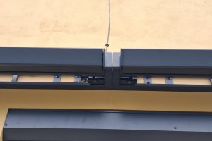 Kazetová markýza Alandbox, atypické uchycení, RAL 7016 antracit jemná struktura, rozměr 2x 3 475 x 3 000 mm, realizace Bohemiaflex CS
