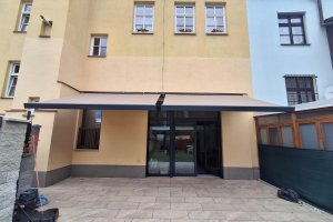 Kazetová markýza Alandbox, atypické uchycení, RAL 7016 antracit jemná struktura, rozměr 2x 3 475 x 3 000 mm, realizace Bohemiaflex CS