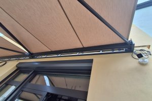 Kazetová markýza Alandbox, atypické uchycení, RAL 7016 antracit jemná struktura, rozměr 2x 3 475 x 3 000 mm, realizace Bohemiaflex CS