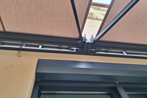 Kazetová markýza Alandbox, atypické uchycení, RAL 7016 antracit jemná struktura, rozměr 2x 3 475 x 3 000 mm, realizace Bohemiaflex CS