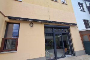 Kazetová markýza Alandbox, atypické uchycení, RAL 7016 antracit jemná struktura, rozměr 2x 3 475 x 3 000 mm, realizace Bohemiaflex CS